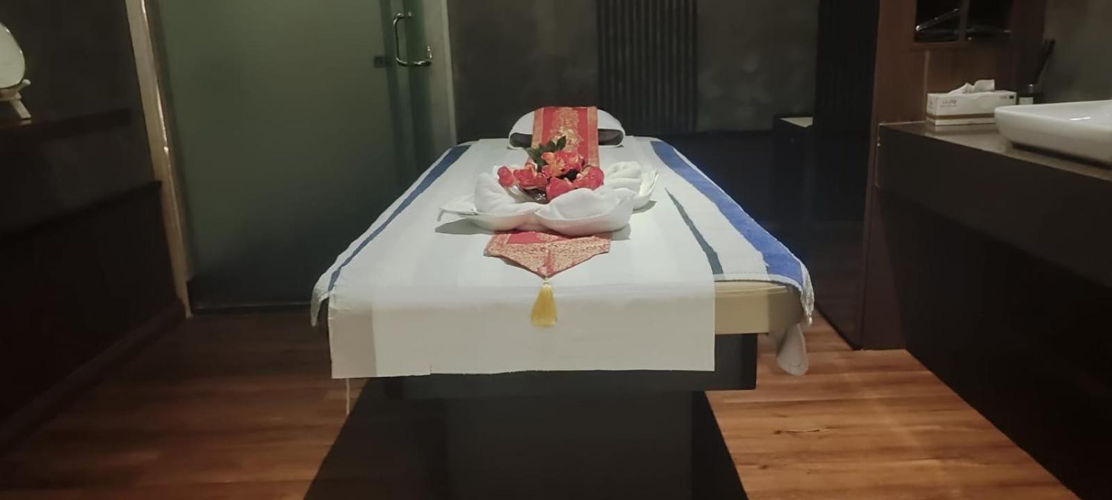 Waterfront Hotel Apartment Lusail 외부 사진 A massage bed